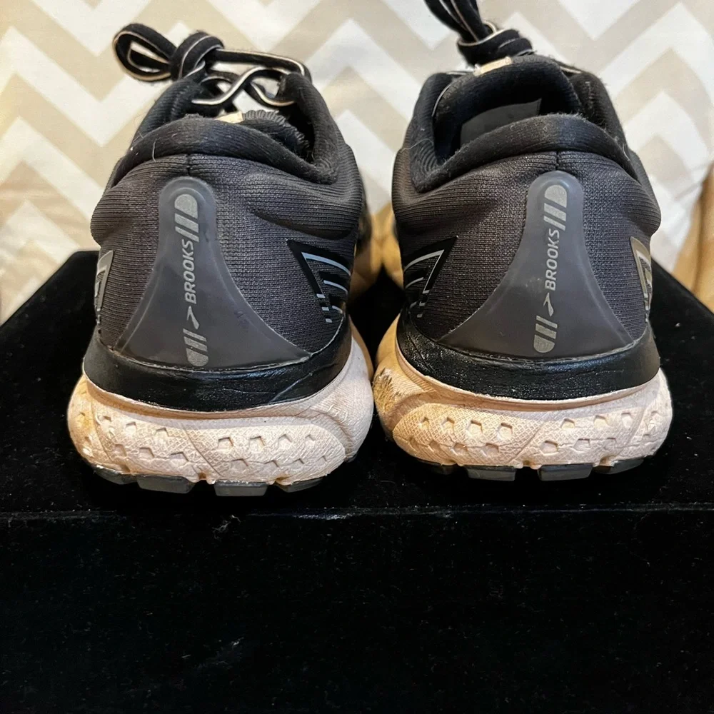 Brooks Ghost 13 size 9 gray and pink sneakers - Picture 5 of 9